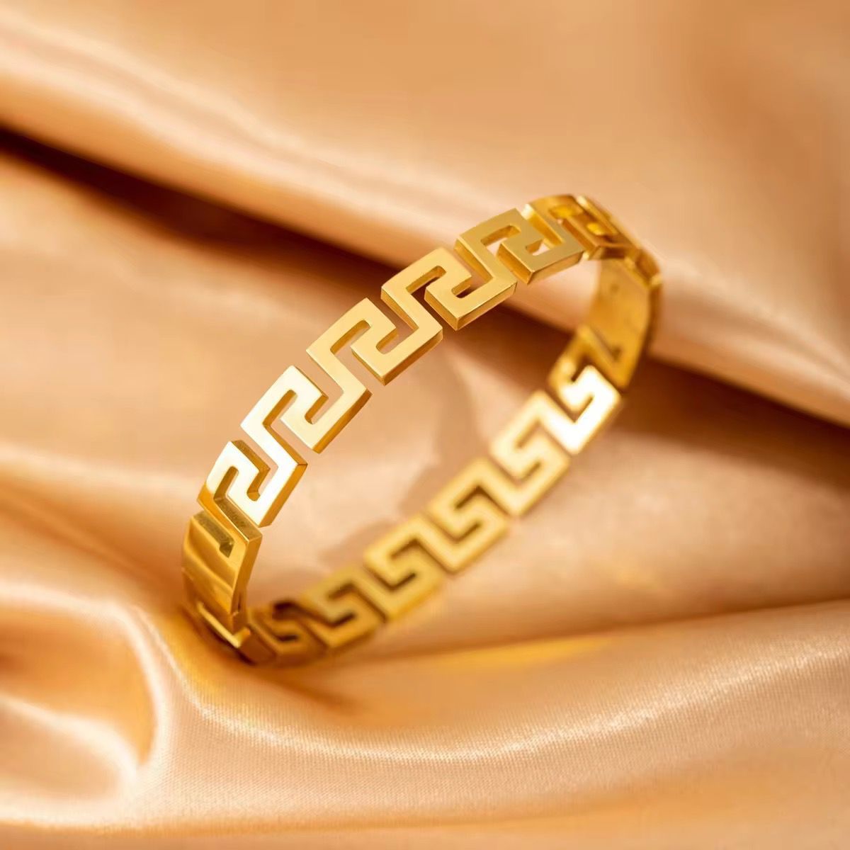 Vesace Openable Bangle