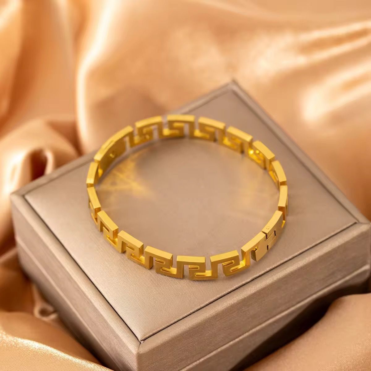 Vesace Openable Bangle